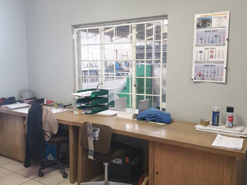 LAFRENZ TO LET - WAREHOUSE - Photo 10