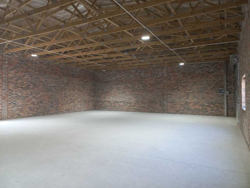 Single level warehouse space, Fairview. Available immediately! - Photo 7