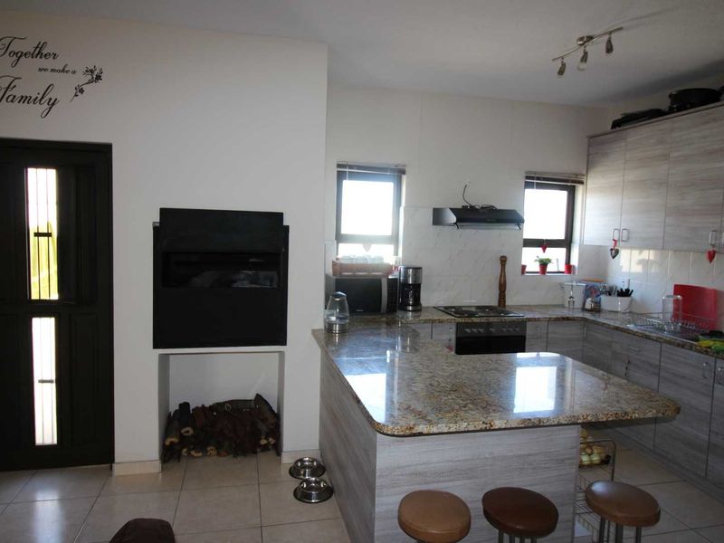 Corner Unit at Gracemere Court, Walvis Bay FOR SALE - Photo 4