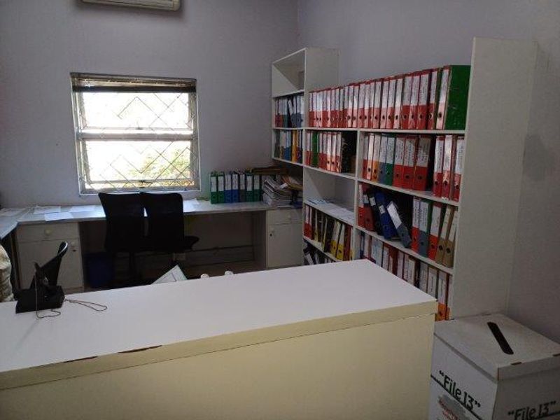 LARGE OPEN OFFICE AND RETAIL SPACE - TO LET - Photo 7