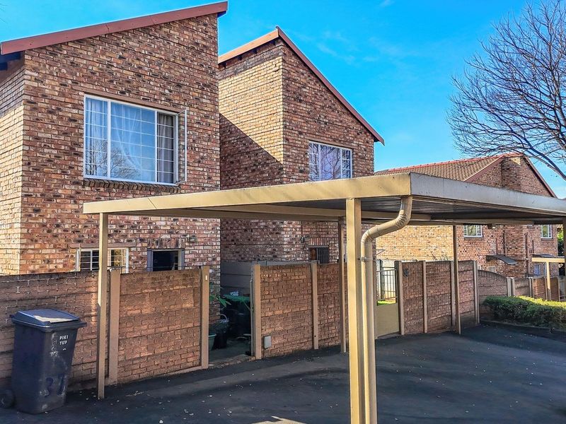 Charming Pet-Friendly Duplex with Enclosed Garden - Photo 2