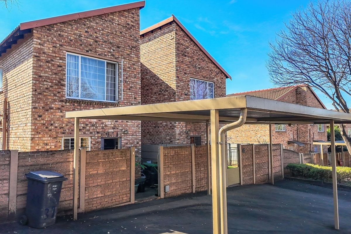 Charming Pet-Friendly Duplex with Enclosed Garden - Photo 2