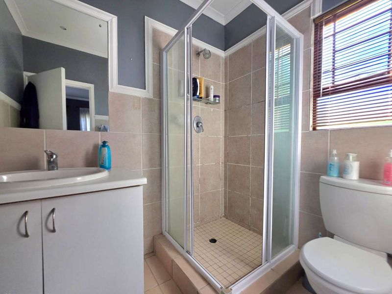 2 Bedroom, 2 Bathroom Simplex FOR SALE in Aintree Lane! - Photo 9