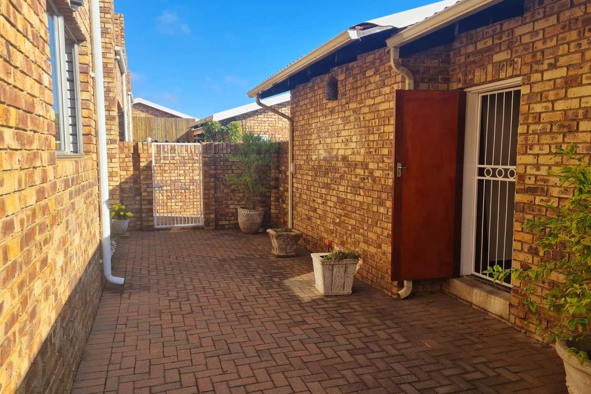 BEAUTIFUL BOTTOM STACK UNIT WITH LOTS OF EXTRAS - Photo 2