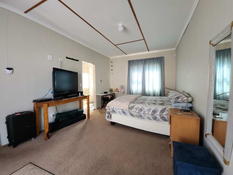 5-Bedroom house.on corner erf, priced to sell or nearest cash offer!!! - Photo 7