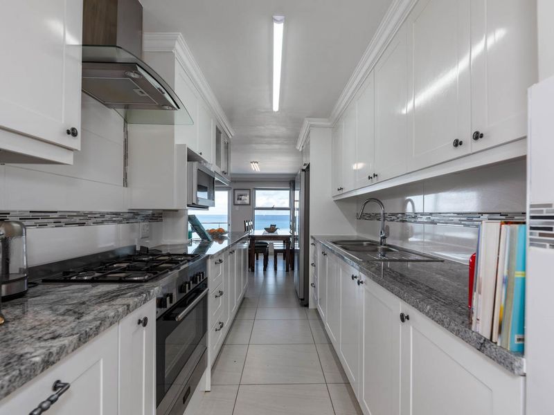 5 Bedrooms  2,5 bathrooms 1 garage, 20m to beach Sea Views - Photo 7