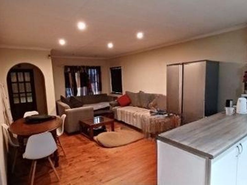 CLUBVIEW - 2 BEDROOMS - 2 BATHROOMS - LOCK-UP GARAGE - Photo 3