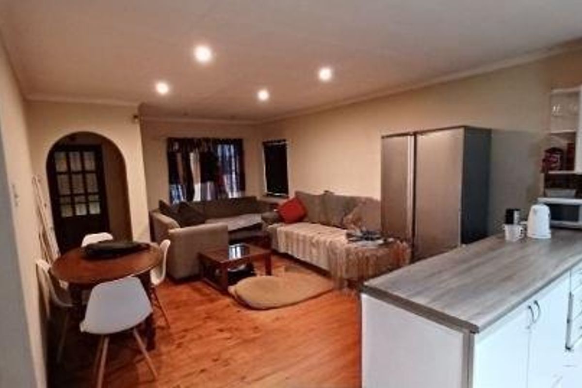 CLUBVIEW - 2 BEDROOMS - 2 BATHROOMS - LOCK-UP GARAGE - Photo 3