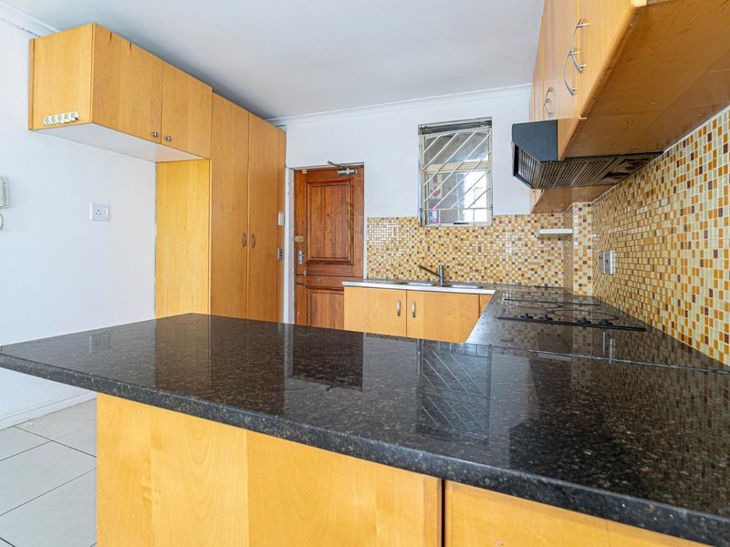 Entertain in Style: Luxurious Penthouse with Rooftop Retreat - Photo 8