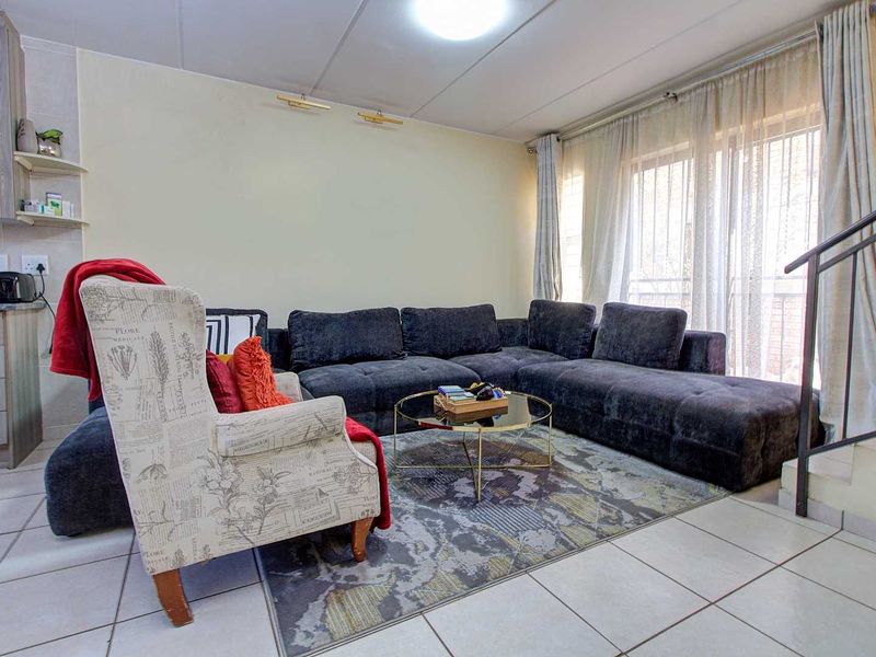 Charming Home with Expansive Main Bedroom! - Photo 6