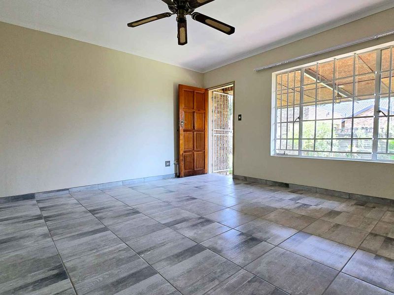 SPACIOUS 3 BEDROOM TOWNHOUSE IN DOORNPOORT - Photo 3