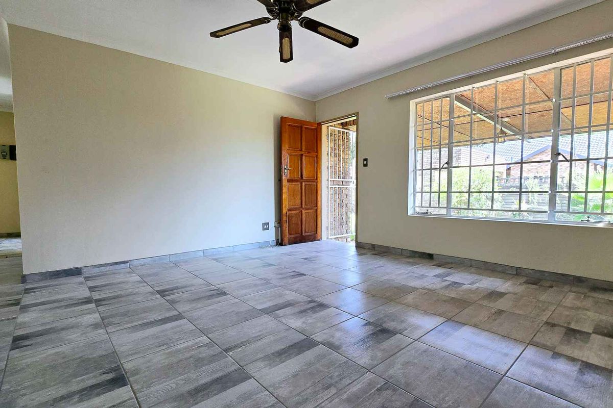 SPACIOUS 3 BEDROOM TOWNHOUSE IN DOORNPOORT - Photo 3