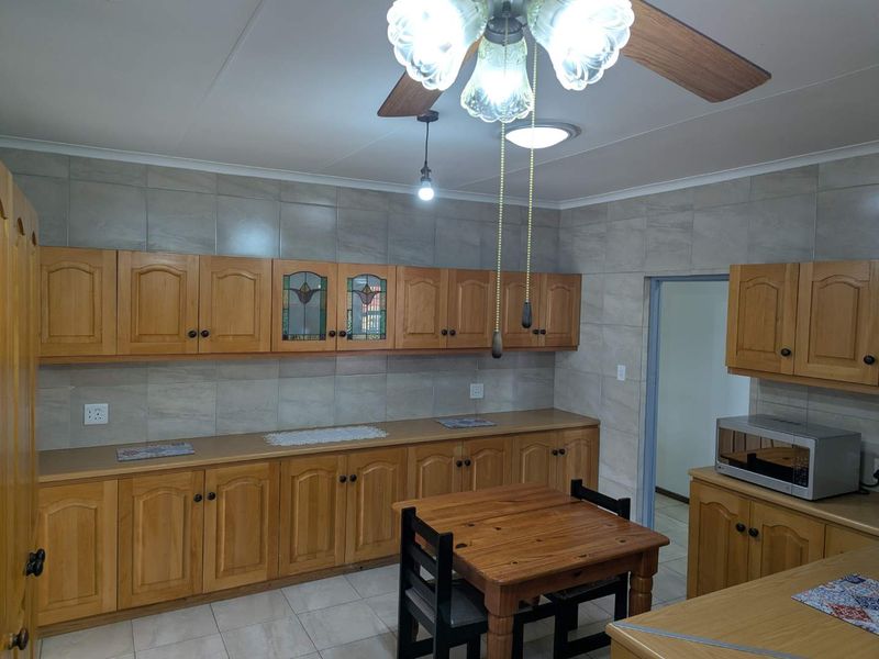 Large 5 Bedroom House for Sale in FraaiUitsig - Photo 2