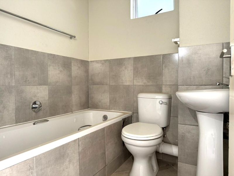 Modern 2-Bedroom Ground Floor Apartment – Secure, Stylish & Effortlessly Convenient - Photo 9