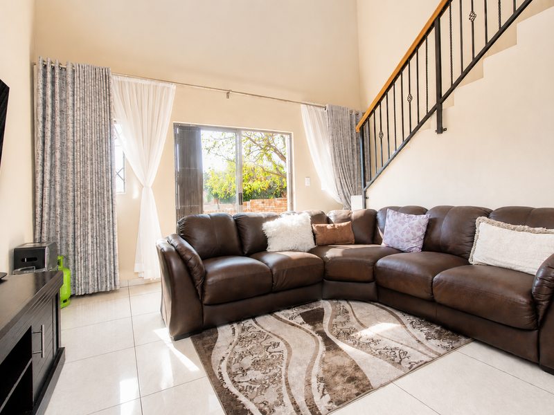 Open-Plan Living with Private En-Suite Upstairs - Photo 3