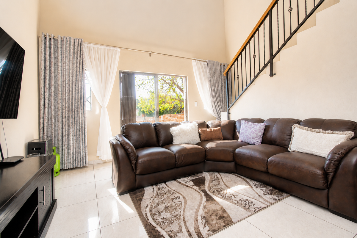 Open-Plan Living with Private En-Suite Upstairs - Photo 3