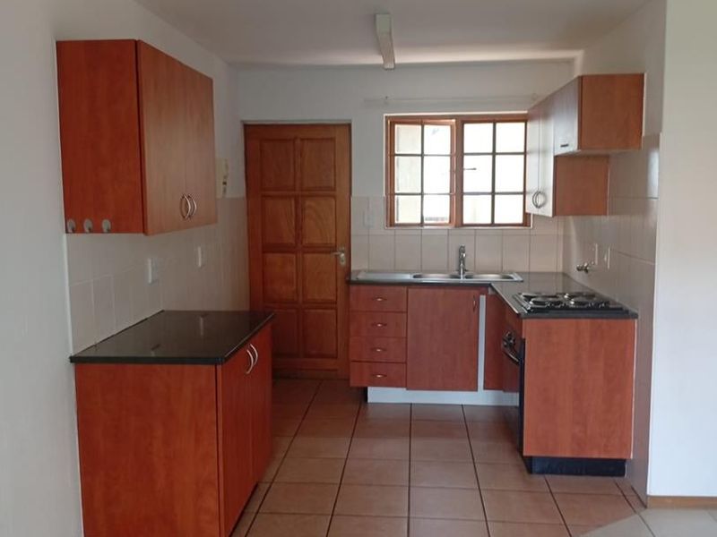 Ground floor unit with Double garage. - Photo 1