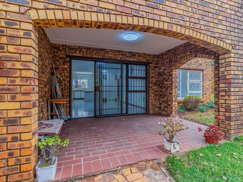 2 Bedroom Pet-Friendly Townhouse Forsale in Bruma - Photo 2