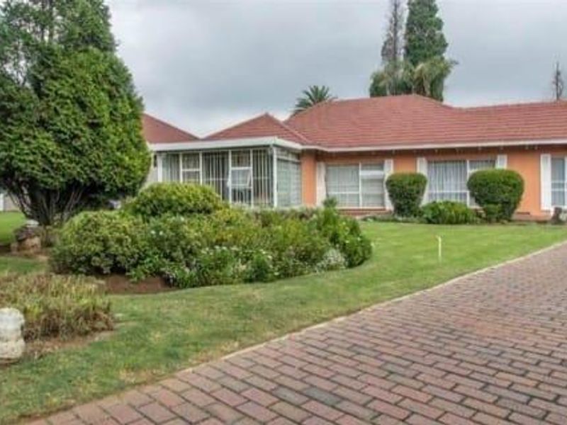 6 Bedroom House for sale in Rewlatch Johannesburg - Photo 2