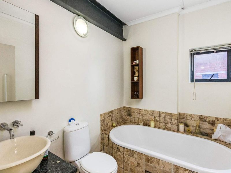 2 BED 2.5 BATH TRIPLEX UNFURNISHED APARTMENT ATHOL FOR SALE - Photo 9