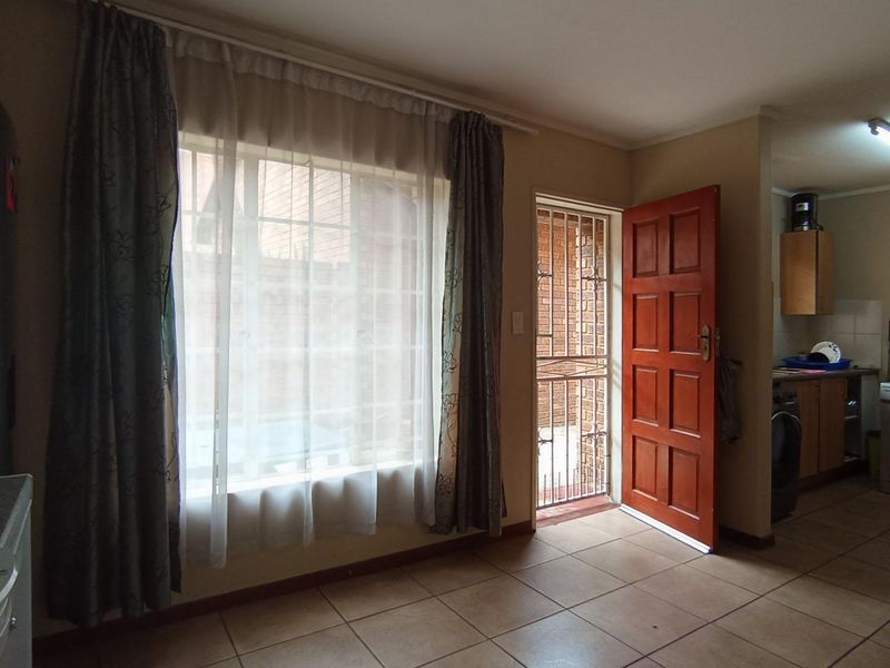 THE REEDS - 2 BEDROOM - 2 LIVING AREAS - Photo 9