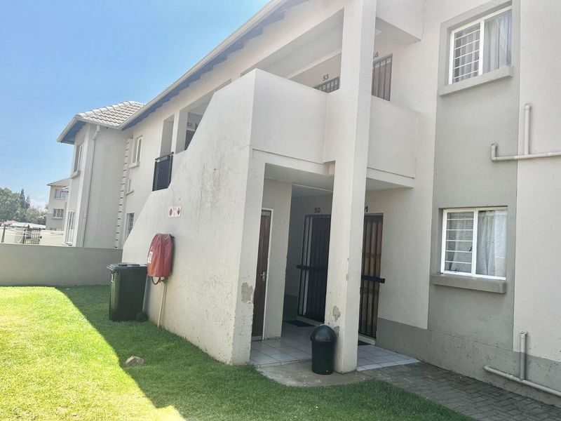 Charming Two-Bedroom Apartment with Modern Amenities - Photo 2