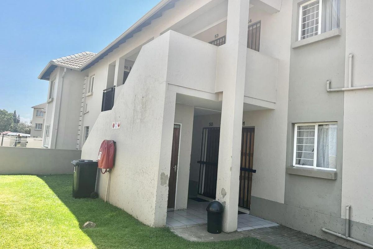 Charming Two-Bedroom Apartment with Modern Amenities - Photo 2