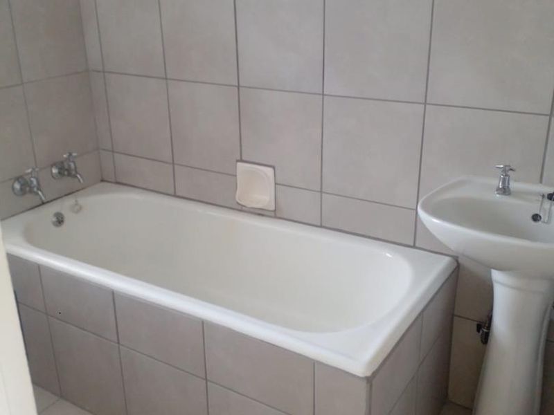 Newly Renovated Flat – Great Location & Move-In Ready! - Photo 9