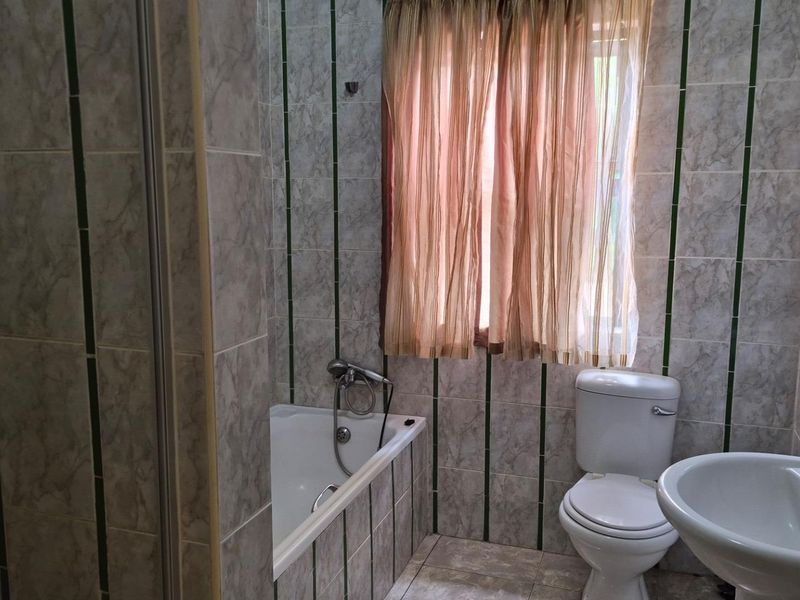 Spacious Family Home for Rent in Pioneerspark Ext. 1 - Photo 5