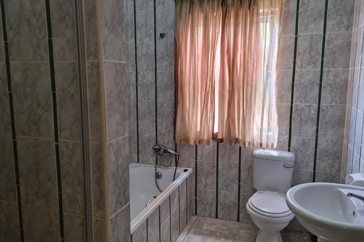 Spacious Family Home for Rent in Pioneerspark Ext. 1 - Photo 5