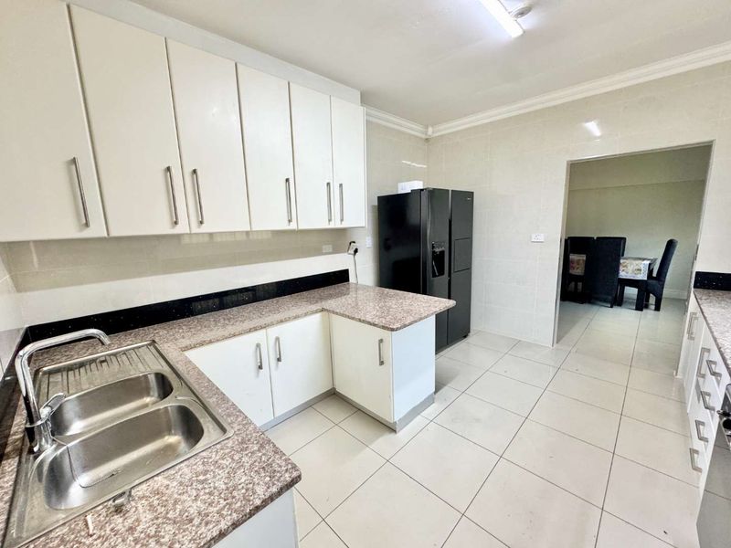 Hendra Estates - Modern Coastal Gem — Spacious Single-Level Home with Pool and Prime Beachside Location! - Photo 5