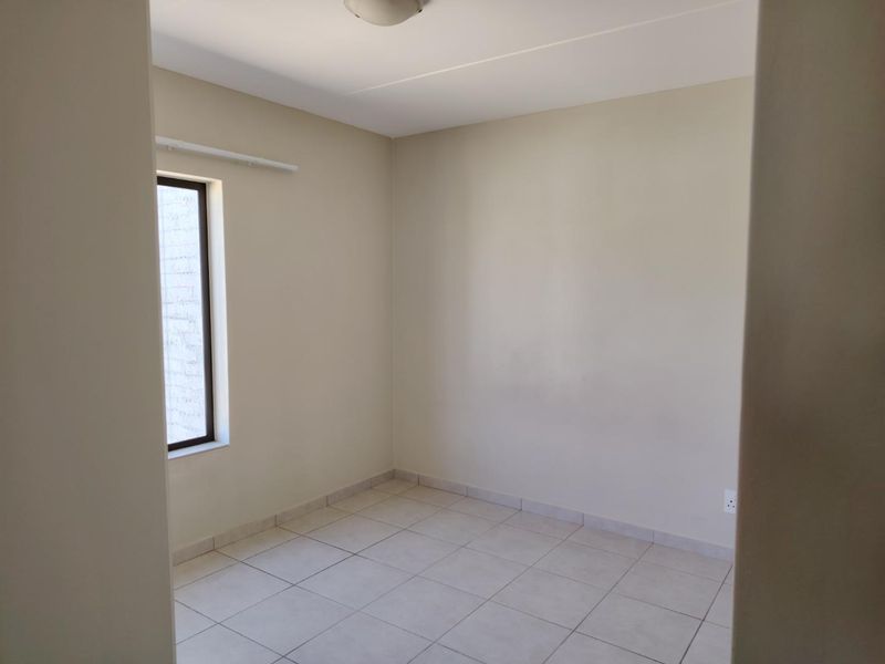 Town house in secure complex - Photo 6