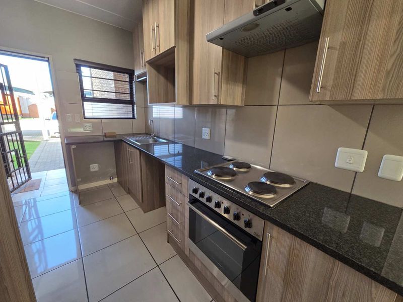 Secure 2-Bedroom Garden Unit – Pet-Friendly - Photo 2