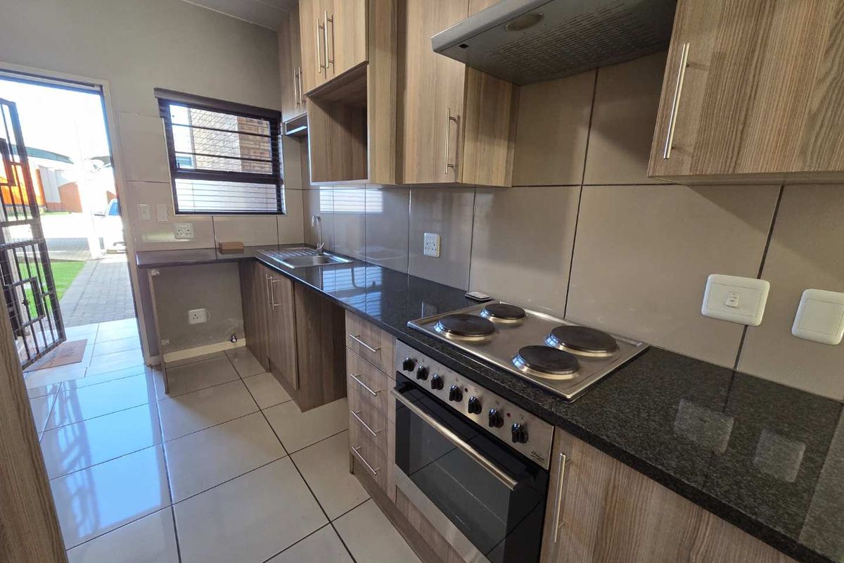 Secure 2-Bedroom Garden Unit – Pet-Friendly - Photo 2
