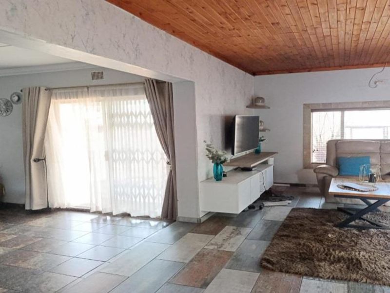 READY TO MOVE IN - Photo 8