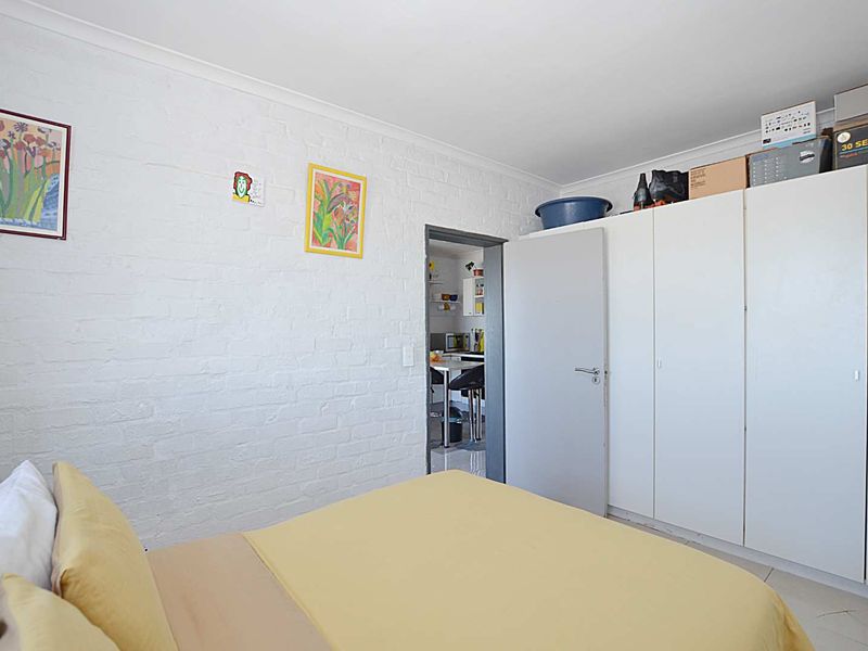 Neat Two Bedroom Apartment - Photo 8