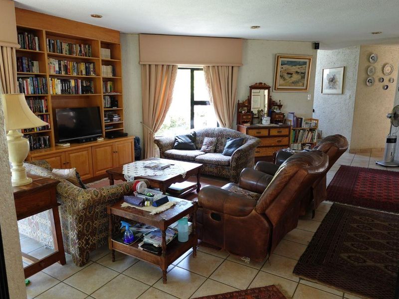 5 Bedroom Family Home in Silver Lakes Golf & Wildlife Estate - Photo 7