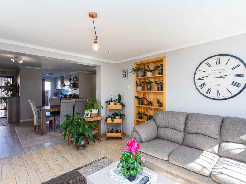 Extraordinary Dual-Living Home For Sale In Edgemead - Photo 3