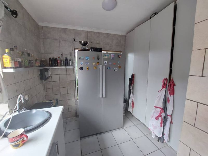 **Charming Guesthouse for Sale in Suiderhof, Windhoek** - Photo 3
