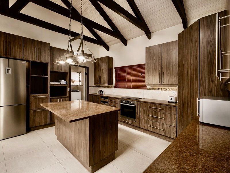 Open-Plan Bliss with Indoor BBQ & Lush Garden! - Photo 4