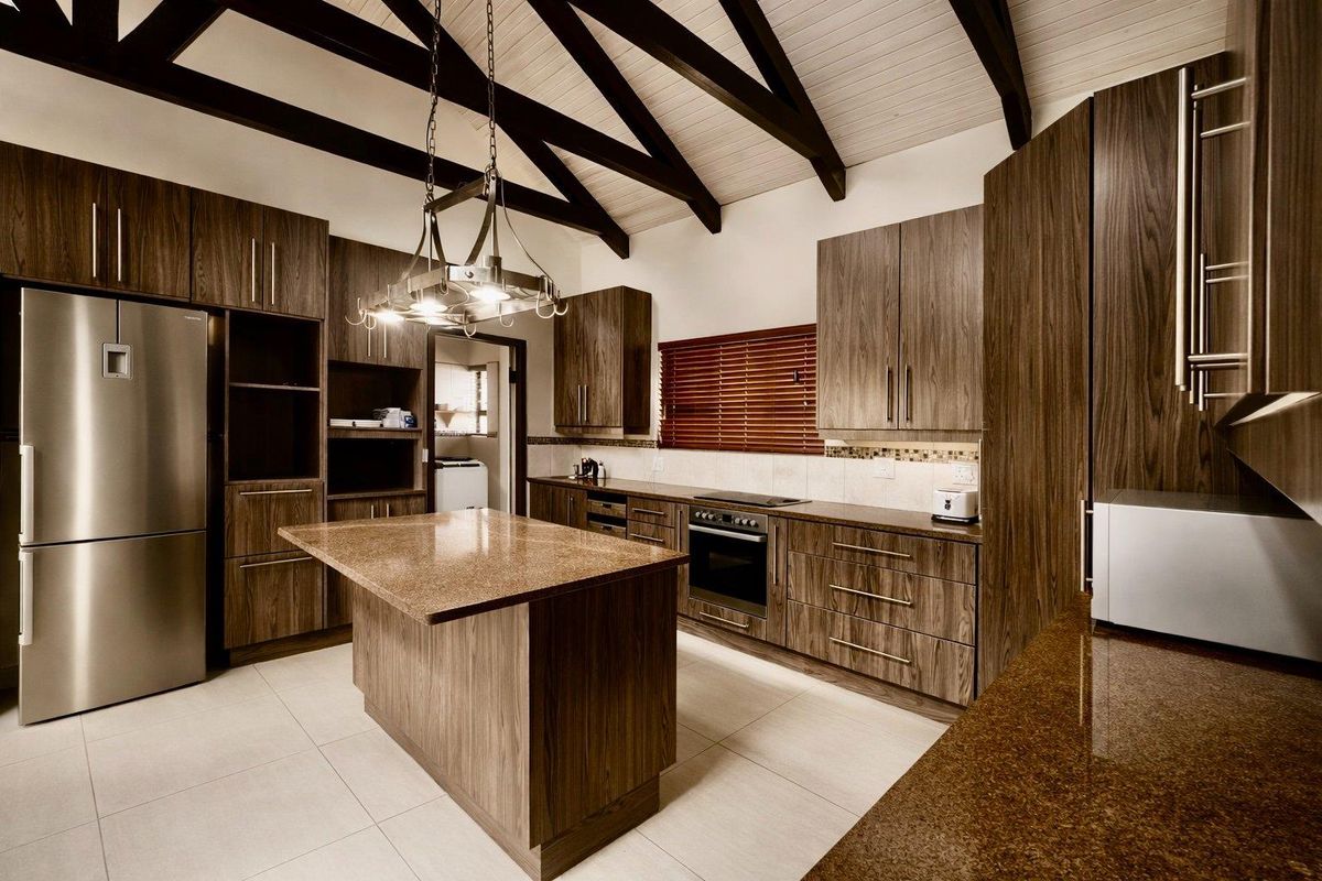 Open-Plan Bliss with Indoor BBQ & Lush Garden! - Photo 4