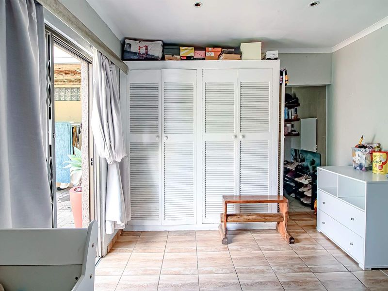 Amazing Sized Stand- in a great street!!!! - Photo 5