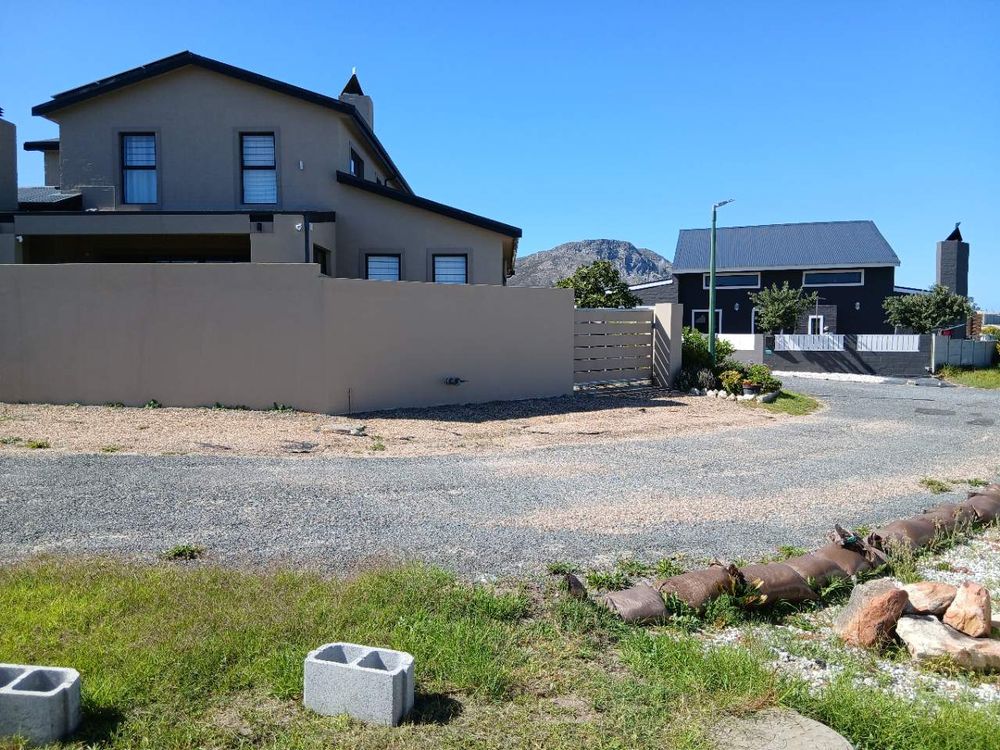 Houses on previous 2 photos, now on the same photo.