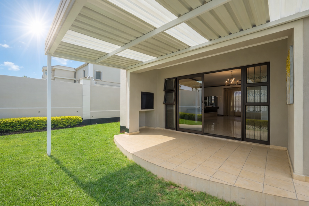 Stylish and Spacious Townhouse - Photo 2