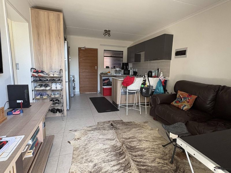 Groundfloor unit in the Sought after Cherry Blossom complex - Photo 2