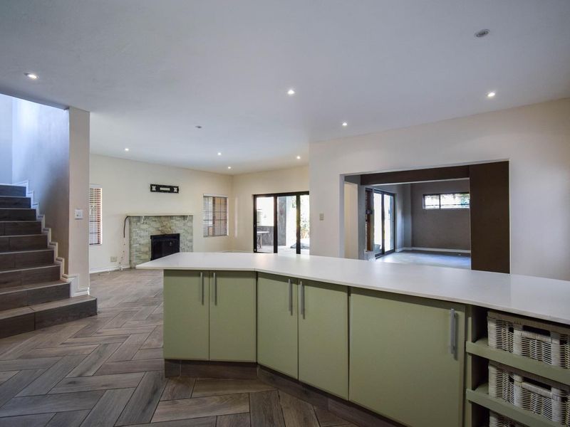 Modern, Three bedroom duet with neat finishes in security estate - Moreleta Park - Photo 8