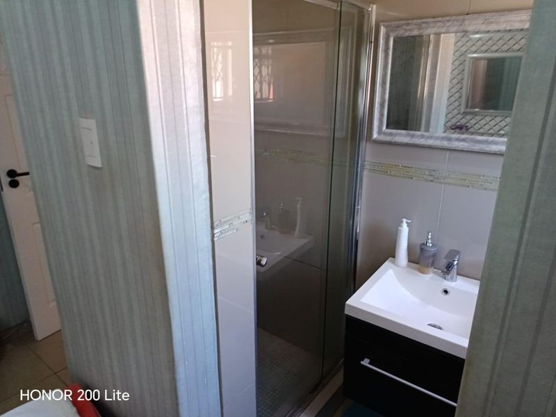 Spacious Freestanding Villa in Prime Montclair Location! NO LEVIES - Photo 10