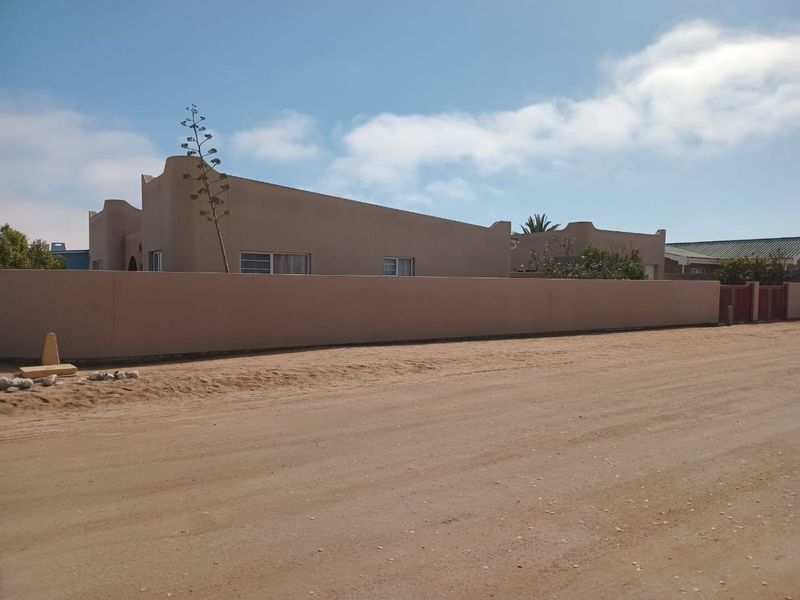 House with flat for sale in popular South dune area in Henties bay - Photo 3