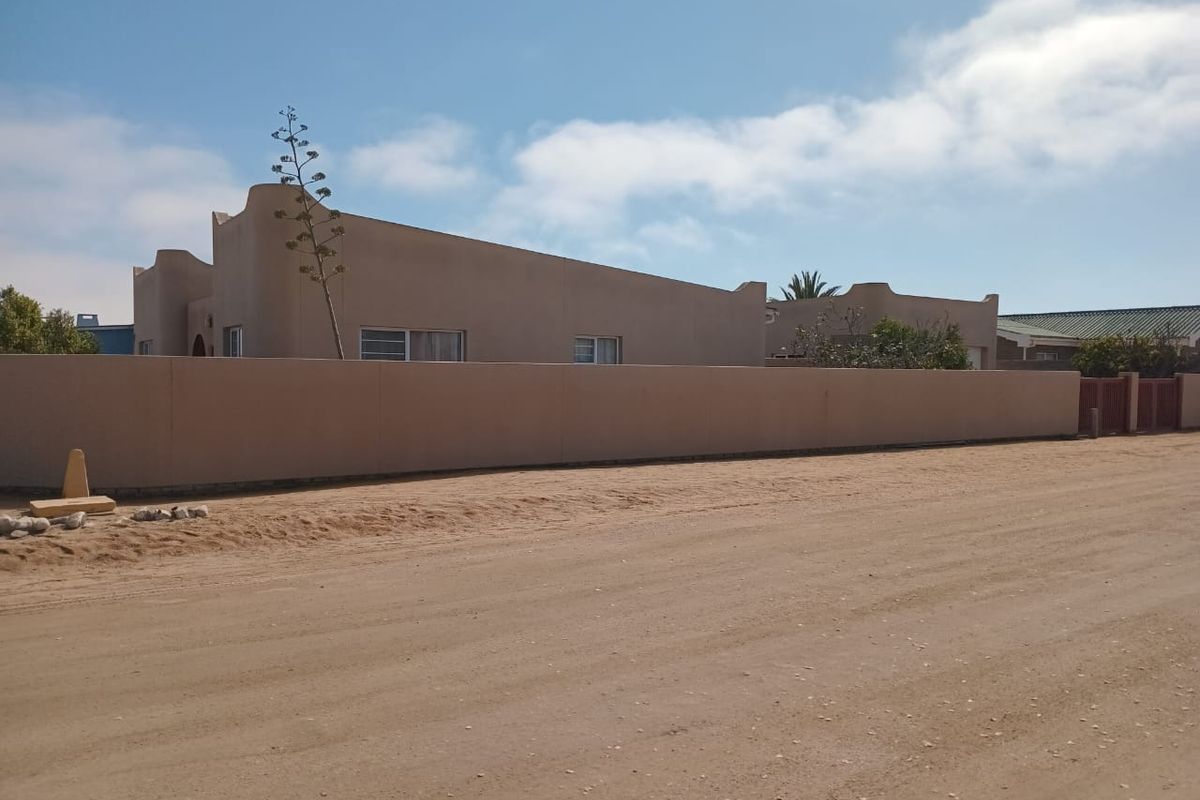 House with flat for sale in popular South dune area in Henties bay - Photo 3