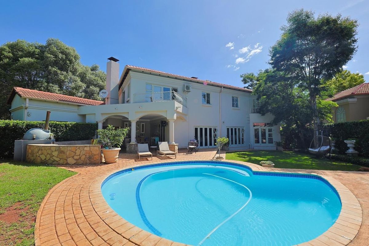 STYLISH ENTERNAINER'S DREAM IN THE PRESTIGIOUS BOARDWALK MANOR ESTATE - Photo 2